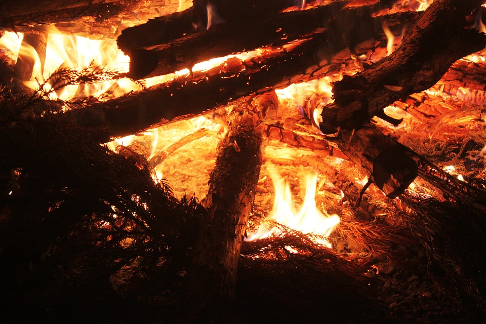 Close up a burning bonfire